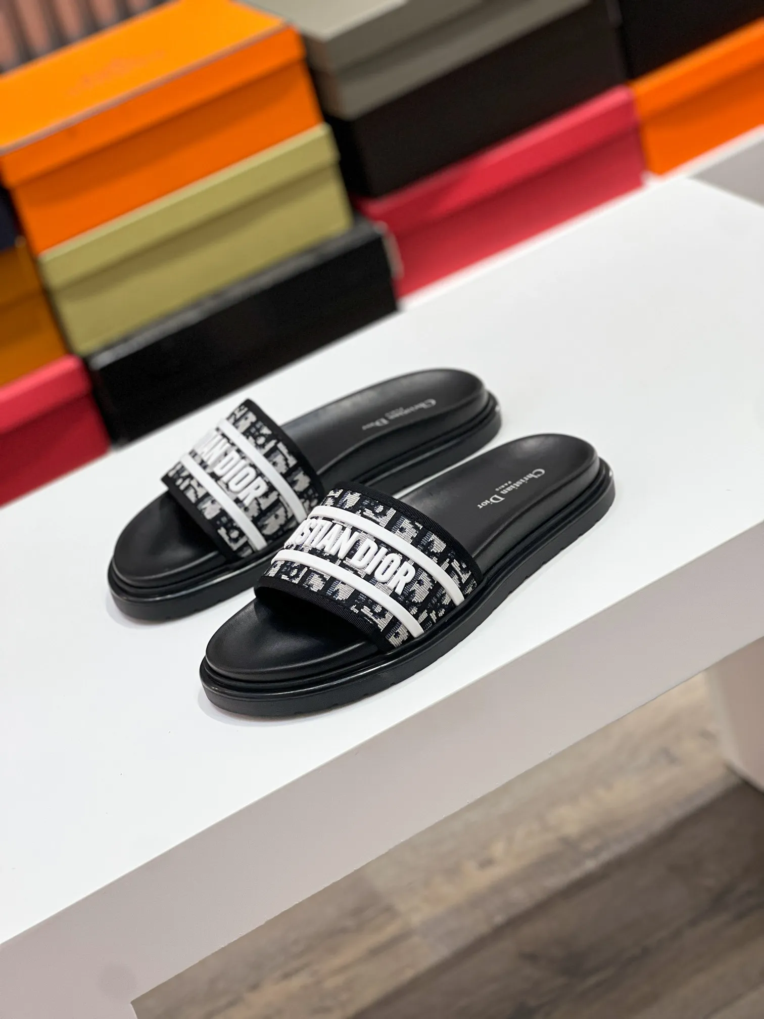 Men's men's shoes💰320【DIOR】🐝🐝Top version. 2024ss Dior’s latest men’s slippers are a must-have. Dior Alias ​​Men's Genuine Leather Slippers This summer new Alias ​​sandal embodies a casual and elegant style. Carefully crafted from grained cow leather and Oblique printed fabric, with cowhide lining! Cross-strap design with metal-clad brass CD Diamond logo. The imported cowhide leather and rubber sole adds sophistication and comfort, while Oblique print-effect anti-slip panels add style. Size39-44 (customized at 38.45)